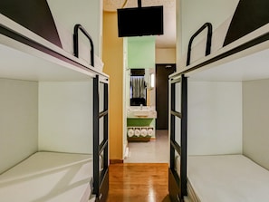 Escritorio, cortinas opacas, tabla de planchar con plancha y wifi gratis