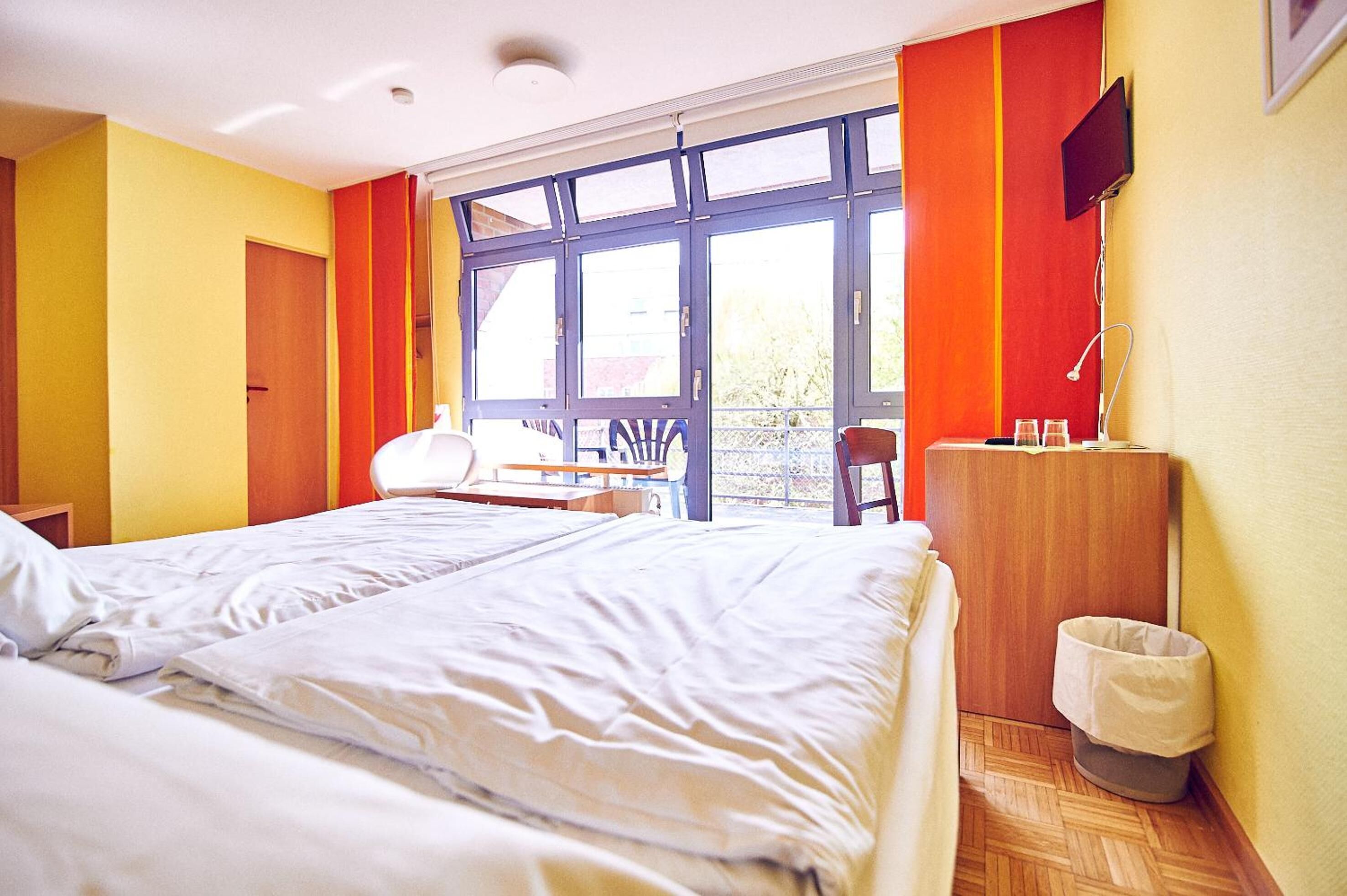 高級寢具、客房內保險箱、書桌、隔音