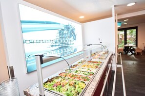 Breakfast, lunch and dinner served - Jugendgästehaus Aasee - Hostel (Münster)