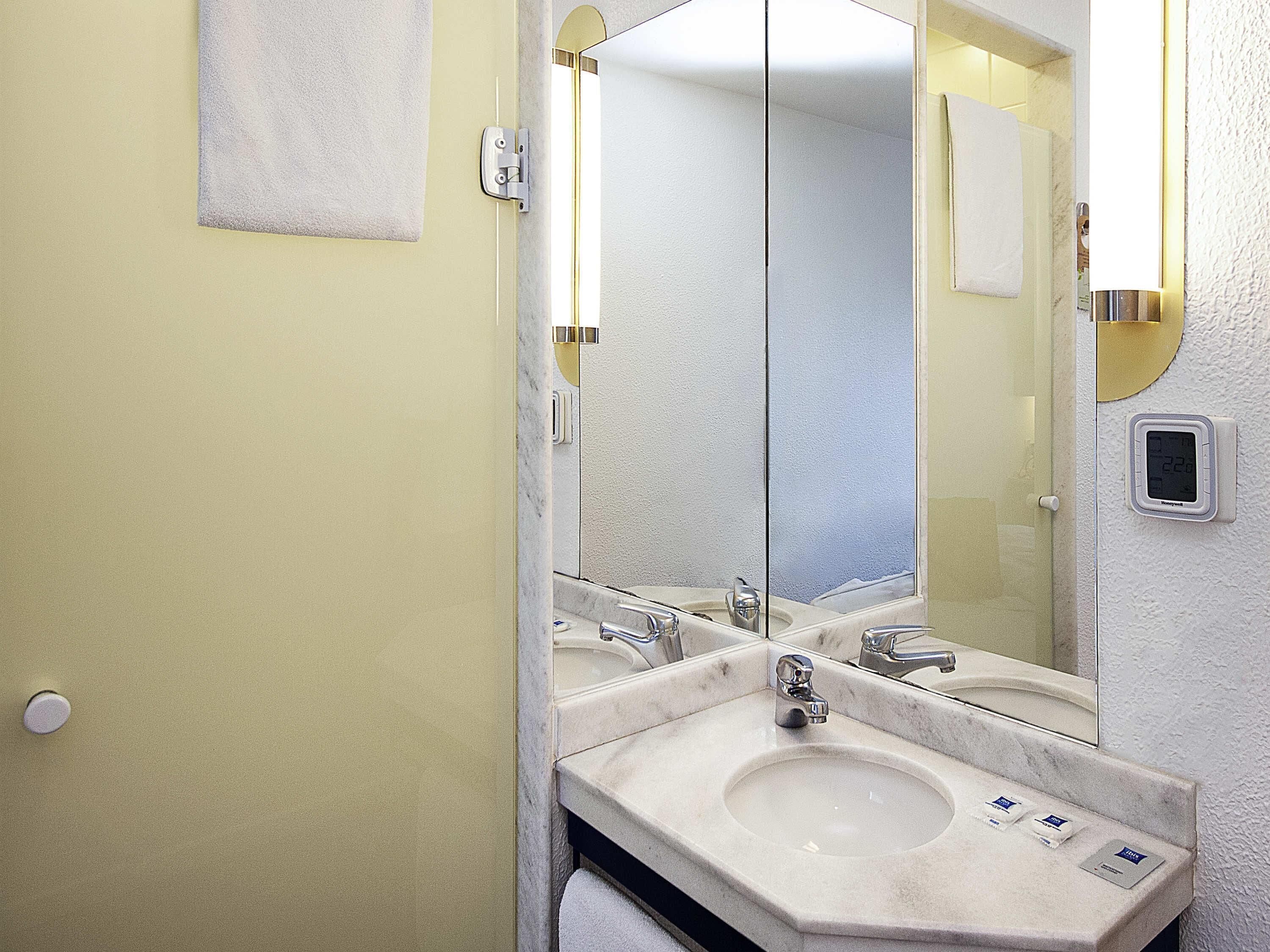 1 bedroom, desk, blackout drapes, free WiFi