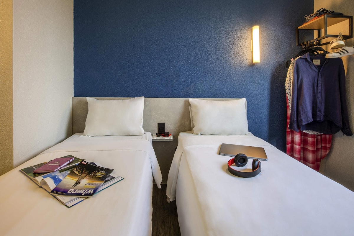 Habitación estándar con 2 camas individuales, 2 camas individuales | 1 dormitorio, escritorio, cortinas opacas y wifi gratis