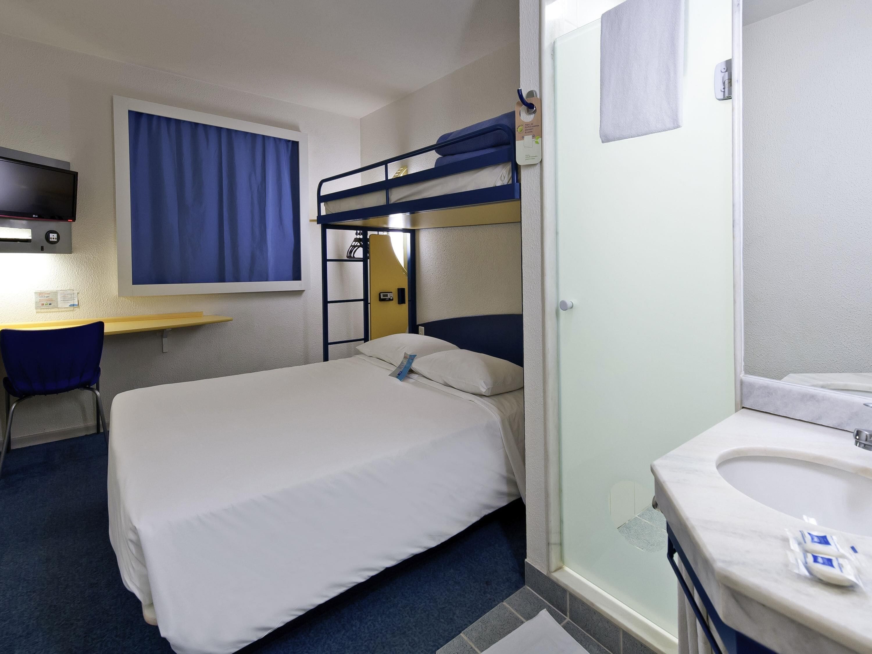 Standard Room, 1 Double Bed | 1 bedroom, desk, blackout drapes, free WiFi