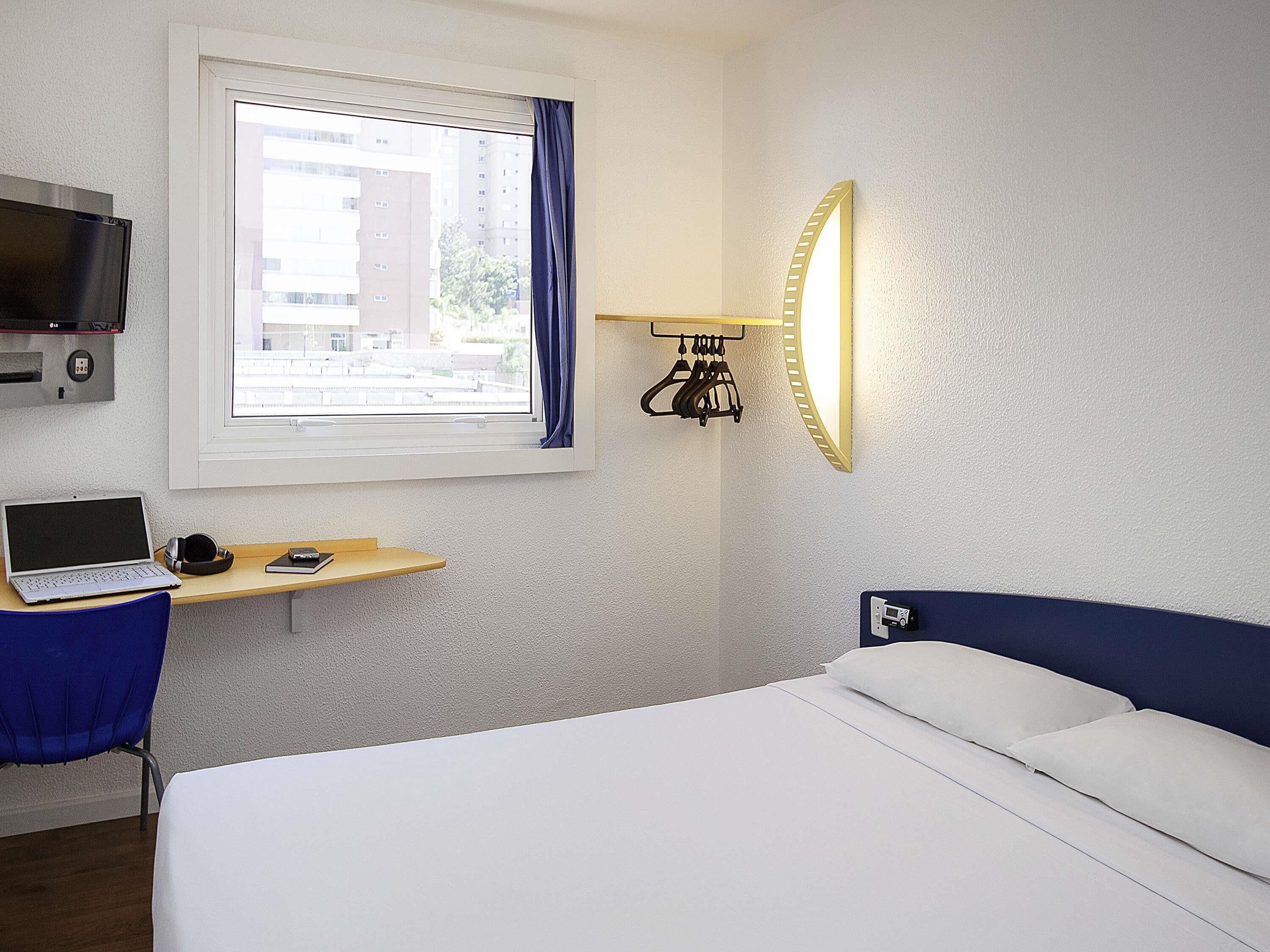 Habitación estándar, 1 cama doble | 1 dormitorio, escritorio, cortinas opacas y wifi gratis
