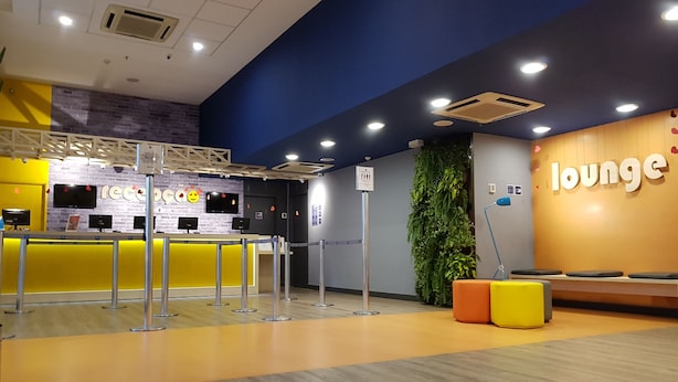 A reception area with a counter, seating, and a lounge sign. - ibis budget Sao Paulo Morumbi (São Paulo)