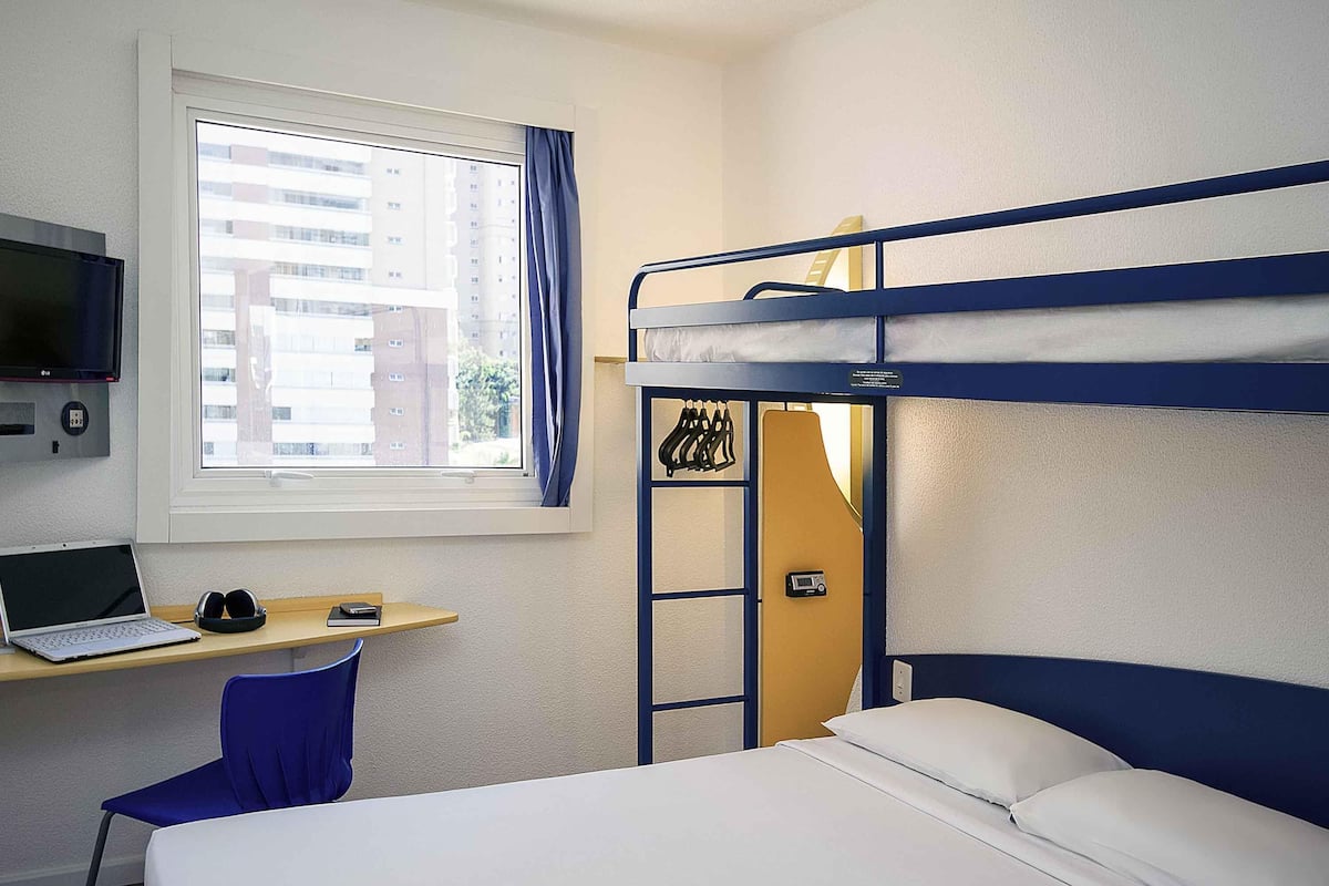 Standard Room, 1 Double Bed | 1 bedroom, desk, blackout drapes, free WiFi