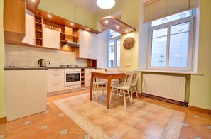 Appartement classique, 3 chambres | Cuisine privée | Réfrigérateur, four à micro-ondes, un four, surface de cuisson