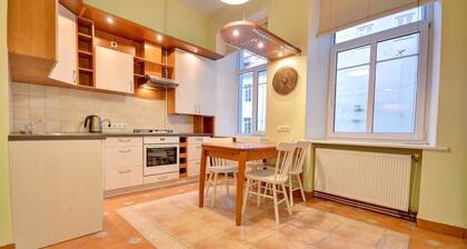 Great Apartment near Town Hall