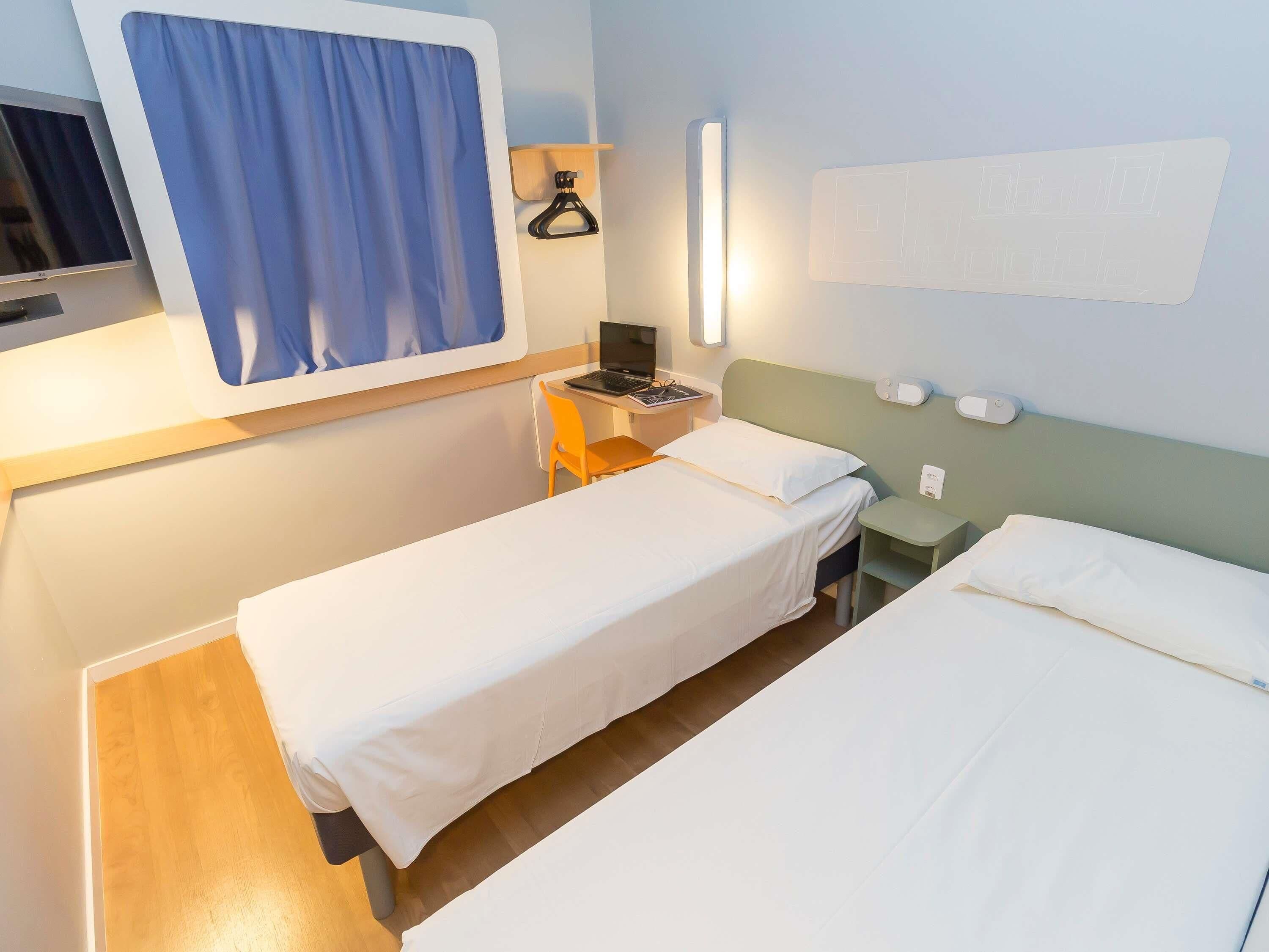 Standaard appartement, 2 eenpersoonsbedden | Een bureau, verduisterende gordijnen, geluiddichte muren