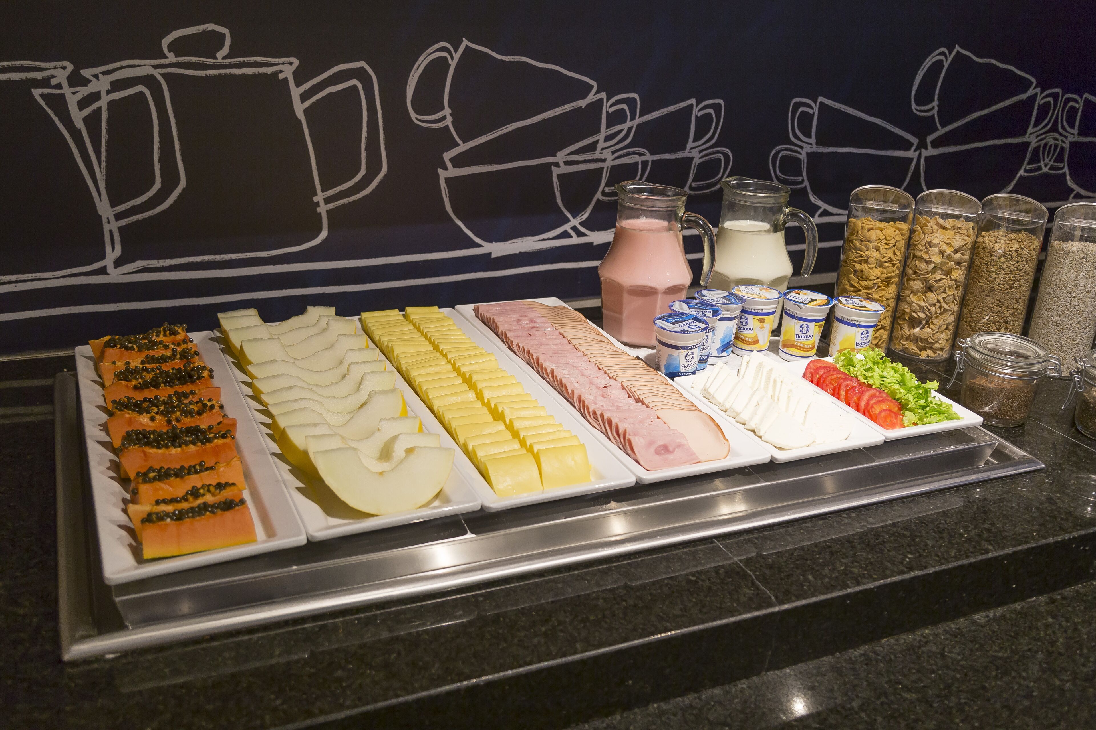 Un bufé con diferentes alimentos y bebidas.