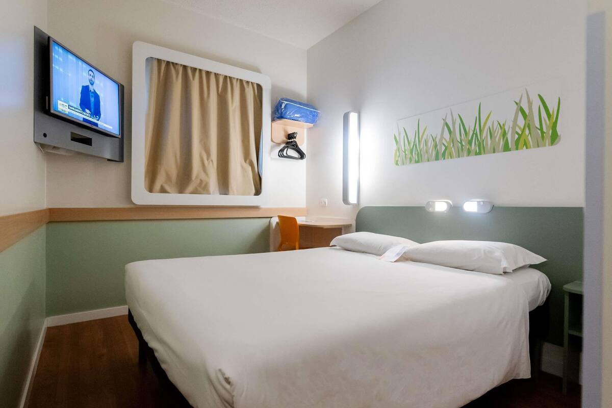 Standard Apartment, 1 Double Bed | Desk, blackout drapes, soundproofing, iron/ironing board