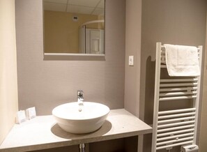 Douche, sèche-cheveux, serviettes fournies