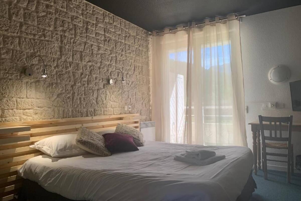 comfort triple room | desk, free cots/infant beds, free wifi, bed sheets