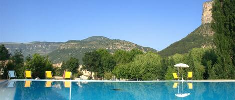 Piscine extérieure, chaises longues