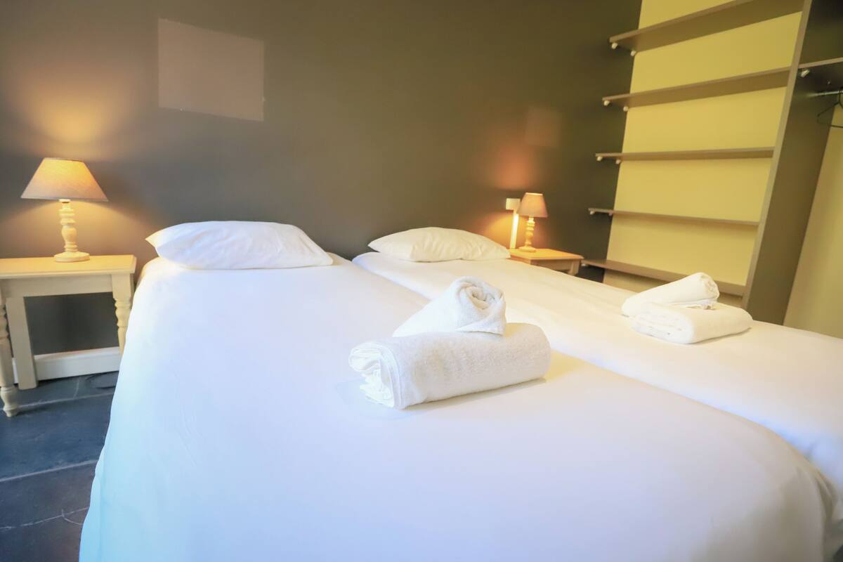 comfort double room | desk, free cots/infant beds, free wifi, bed sheets