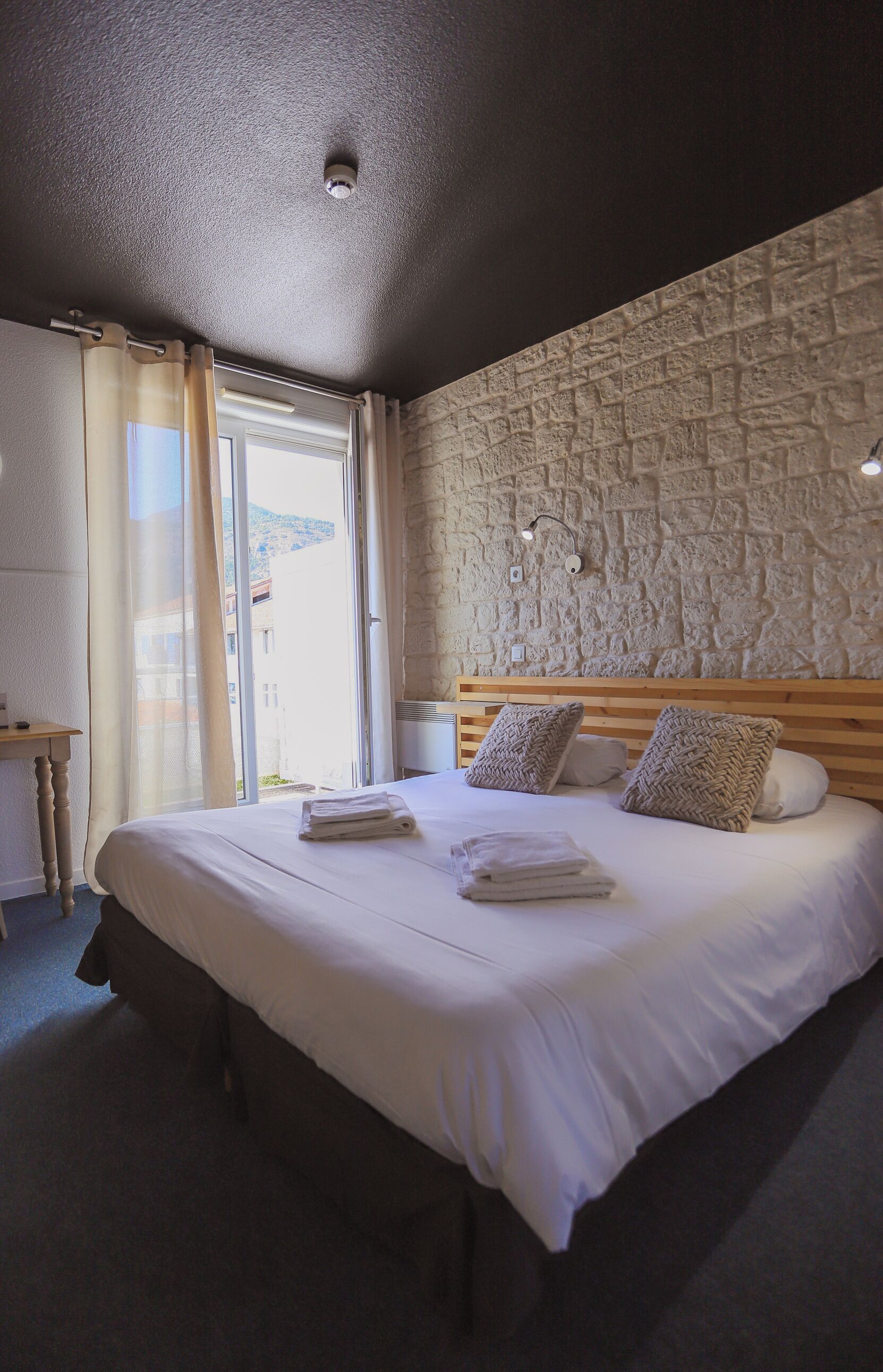 Comfort driepersoonskamer | Een bureau, gratis babybedden, gratis wifi, beddengoed