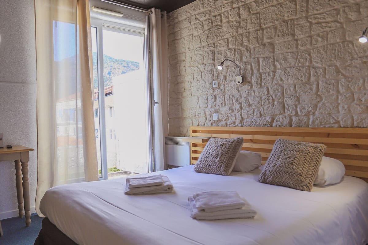 comfort triple room | desk, free cots/infant beds, free wifi, bed sheets