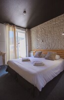 Escritorio, cunas gratuitas, wifi gratis y ropa de cama 
