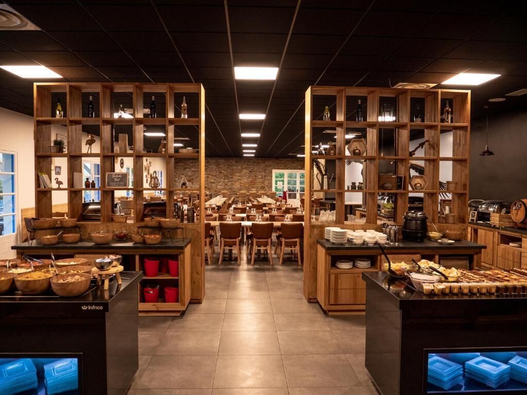 Serveert ontbijt, lunch en diner