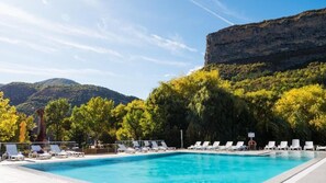 Piscine extérieure, chaises longues