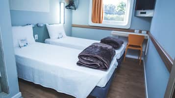 Escrivaninha, cortinas blackout, ferros/tábuas de passar roupa