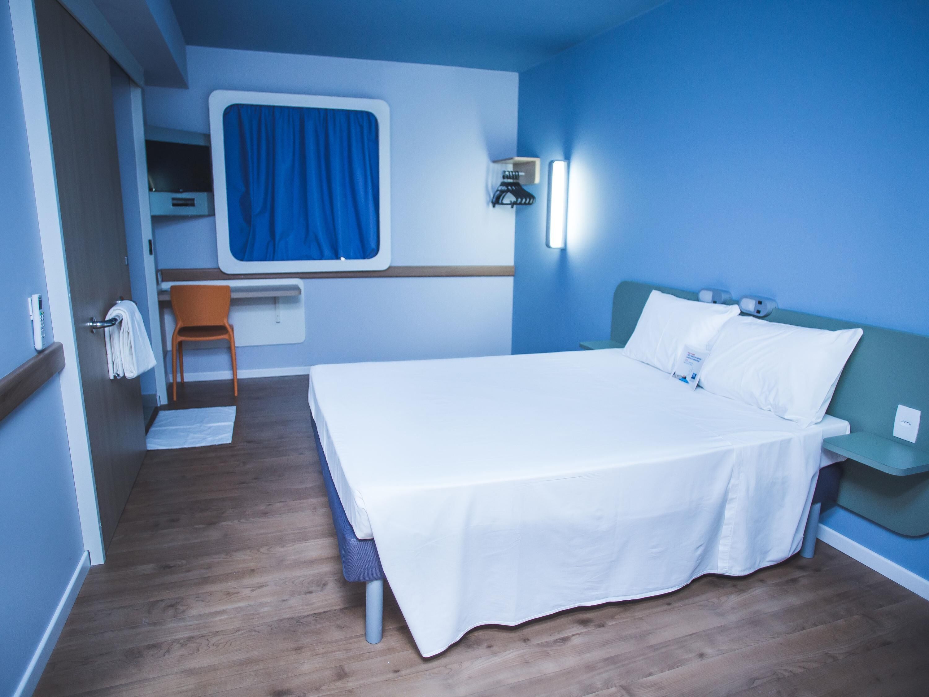 Habitación estándar, 1 cama matrimonial, con acceso para personas discapacitadas (Accessible) | Escritorio, cortinas blackout y tabla de planchar con plancha 