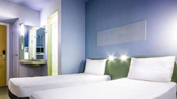 Escritorio, cortinas blackout y tabla de planchar con plancha
