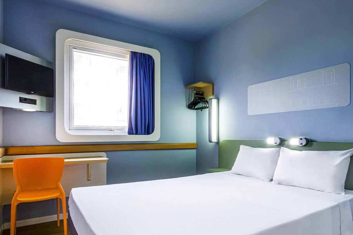Standaard appartement, 1 tweepersoonsbed | Een bureau, verduisterende gordijnen, een strijkplank/strijkijzer