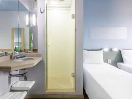 Apartamento standard, 2 camas de solteiro | Escrivaninha, cortinas blackout, ferros/tábuas de passar roupa