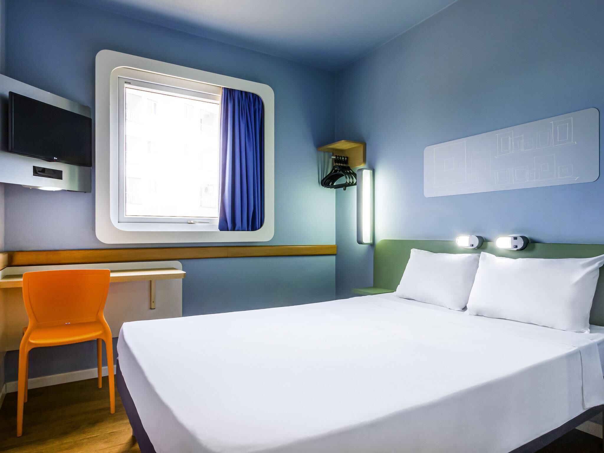 Departamento estándar, 1 cama matrimonial | Escritorio, cortinas blackout y tabla de planchar con plancha 
