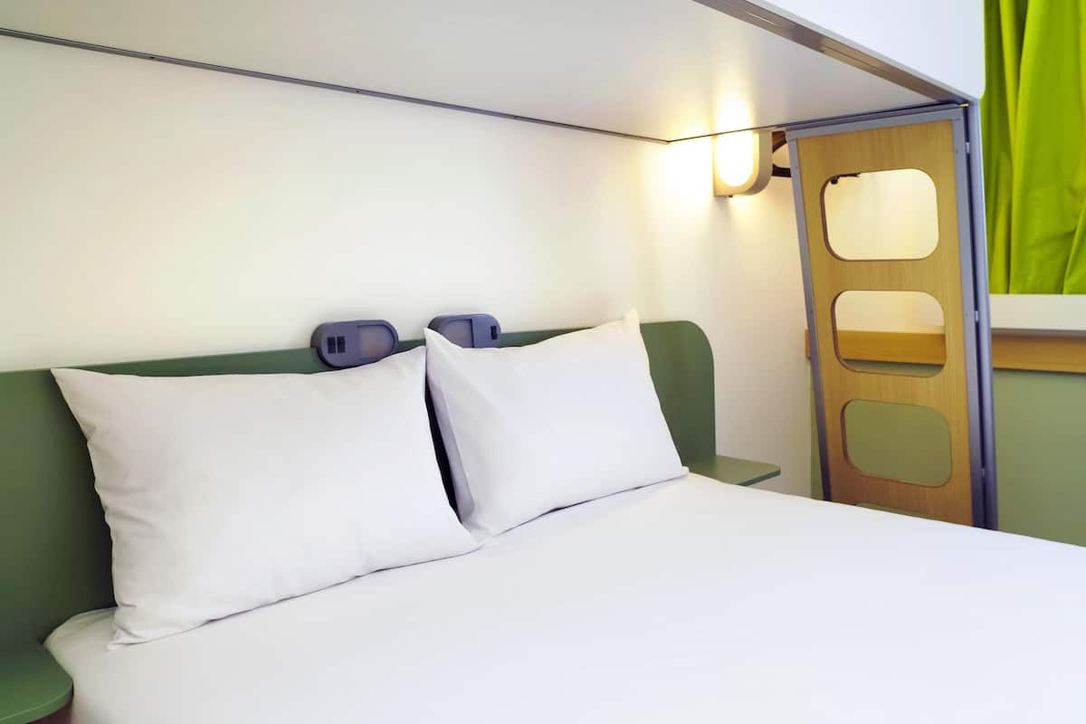 Rom – standard, 1 dobbeltseng | Skrivebord, blendingsgardiner, lydisolert og wi-fi (inkludert)