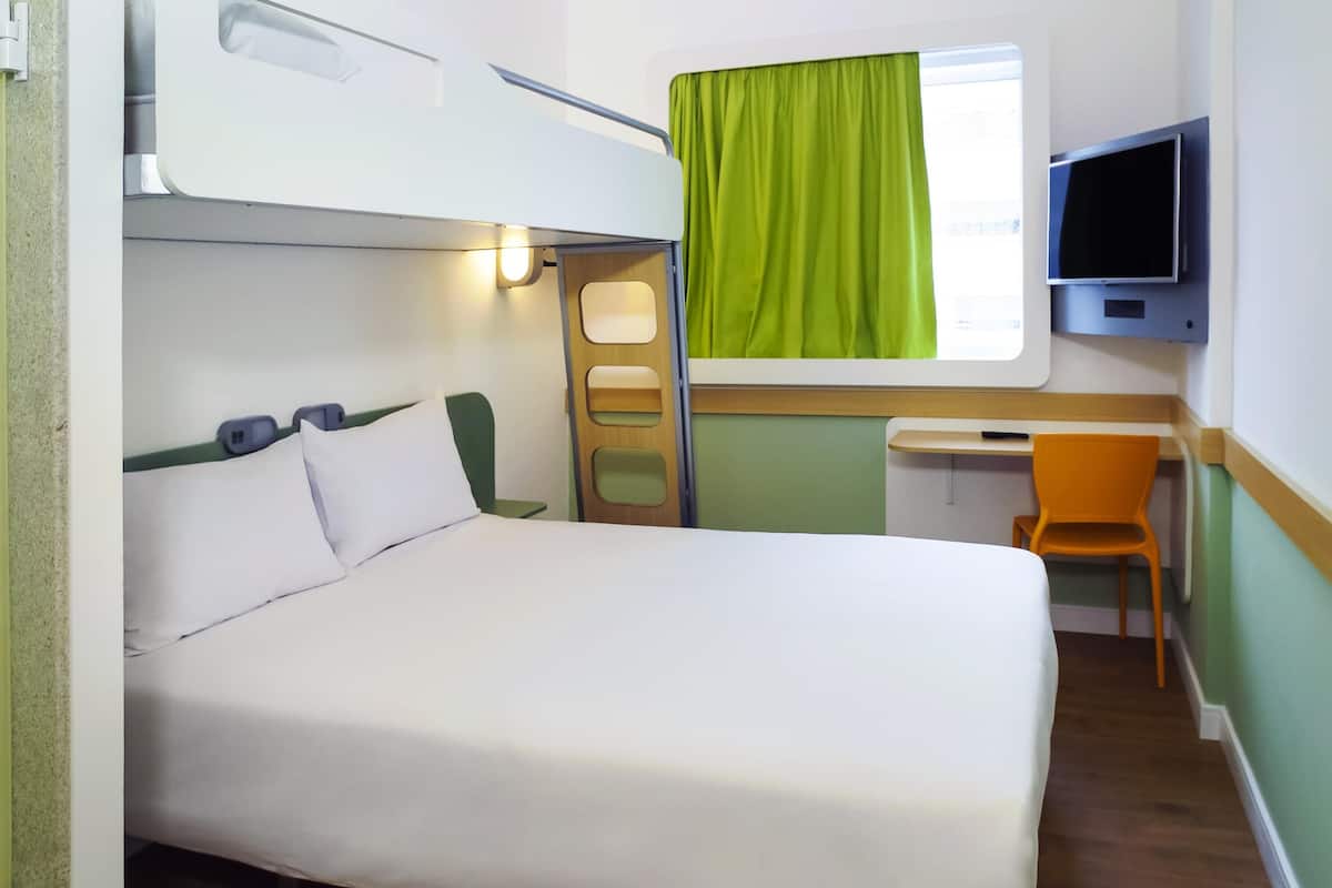 Escritorio, cortinas blackout, sistema de insonorización y wifi gratis