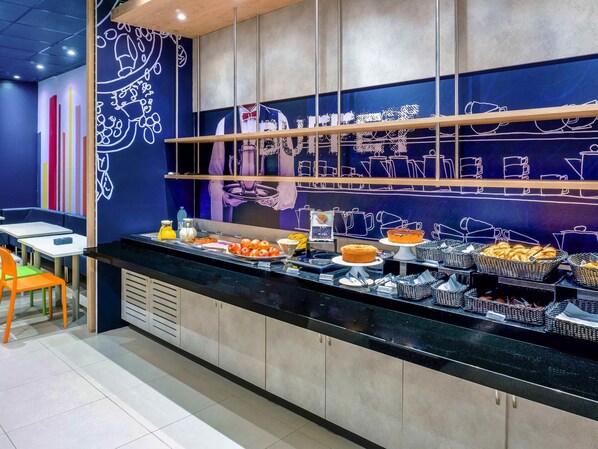 Daily buffet breakfast (BRL 49.00 per person)
