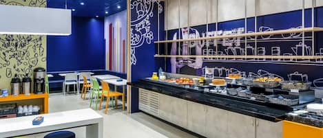 Café da manhã com buffet diário (BRL 49.00 por pessoa)