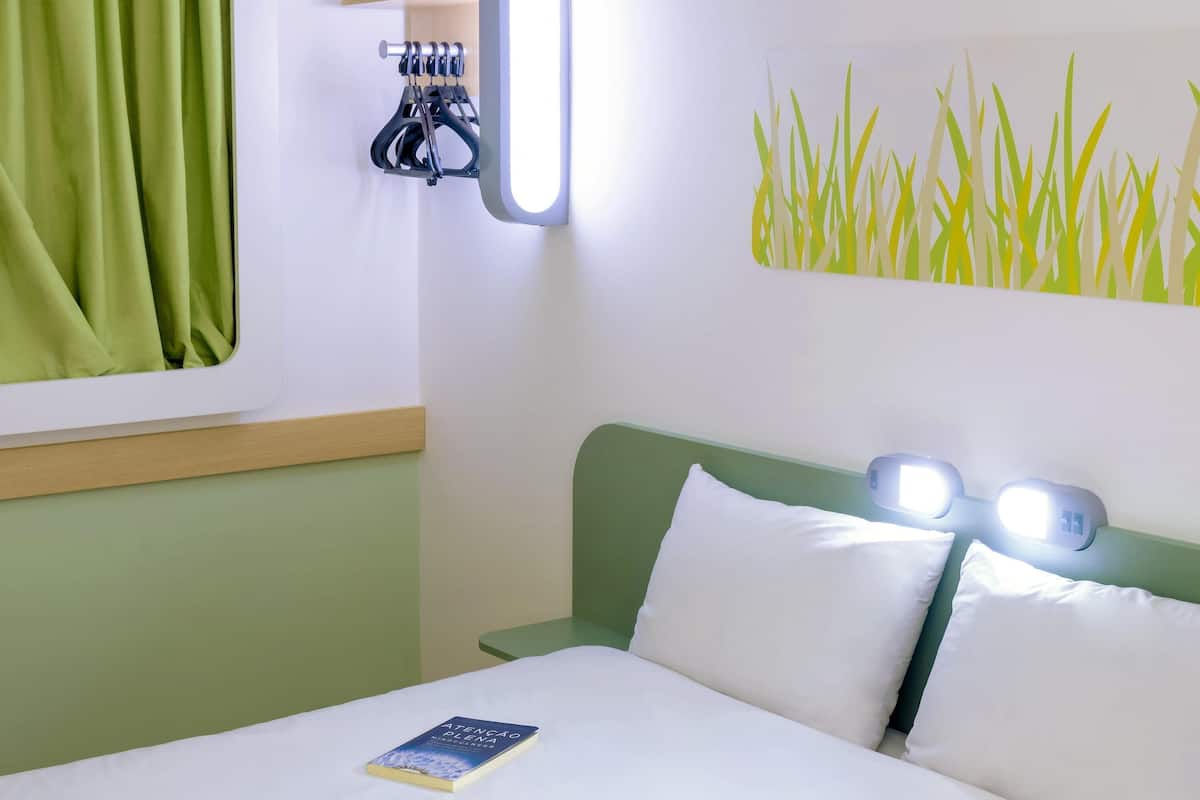 Desk, blackout curtains, soundproofing, free WiFi