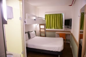 Quarto standard, 1 cama de casal | Escrivaninha, cortinas blackout, quartos à prova de som