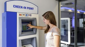 Une femme utilise un terminal d’enregistrement proposant différentes options de paiement.