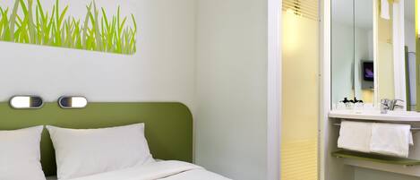 Double Room | Desk, free cribs/infant beds, free WiFi, bed sheets