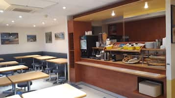 Colazione a buffet, servita tutte le mattine (6.60 EUR a persona) 