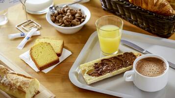 Petit déjeuner continental (9.50 EUR par personne)