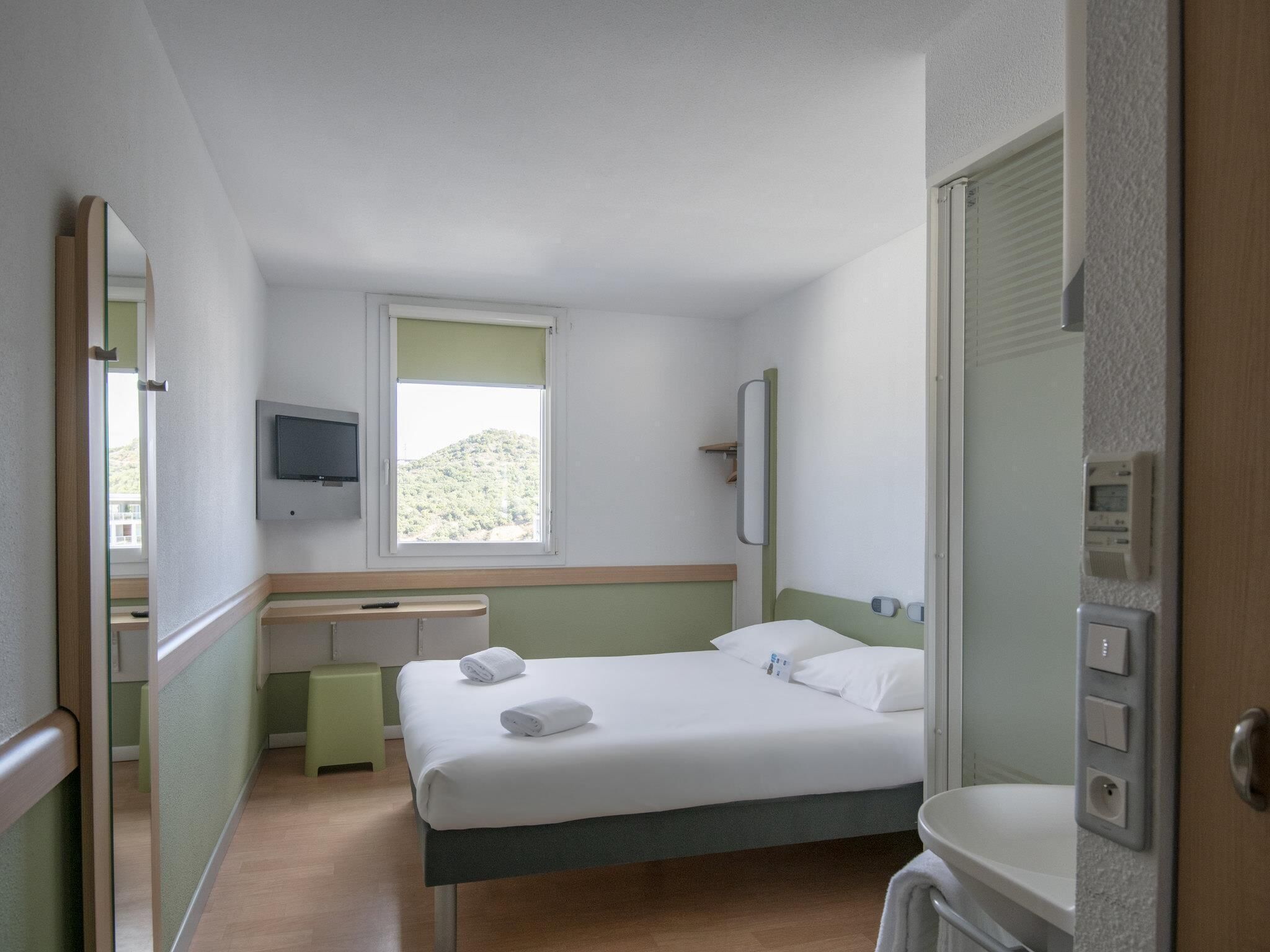 Bureau, rideaux occultants, chambres insonorisées, Wi-Fi gratuit