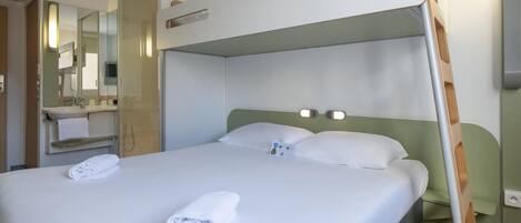 Una cama litera con escalera, una mesita de noche y un espejo.