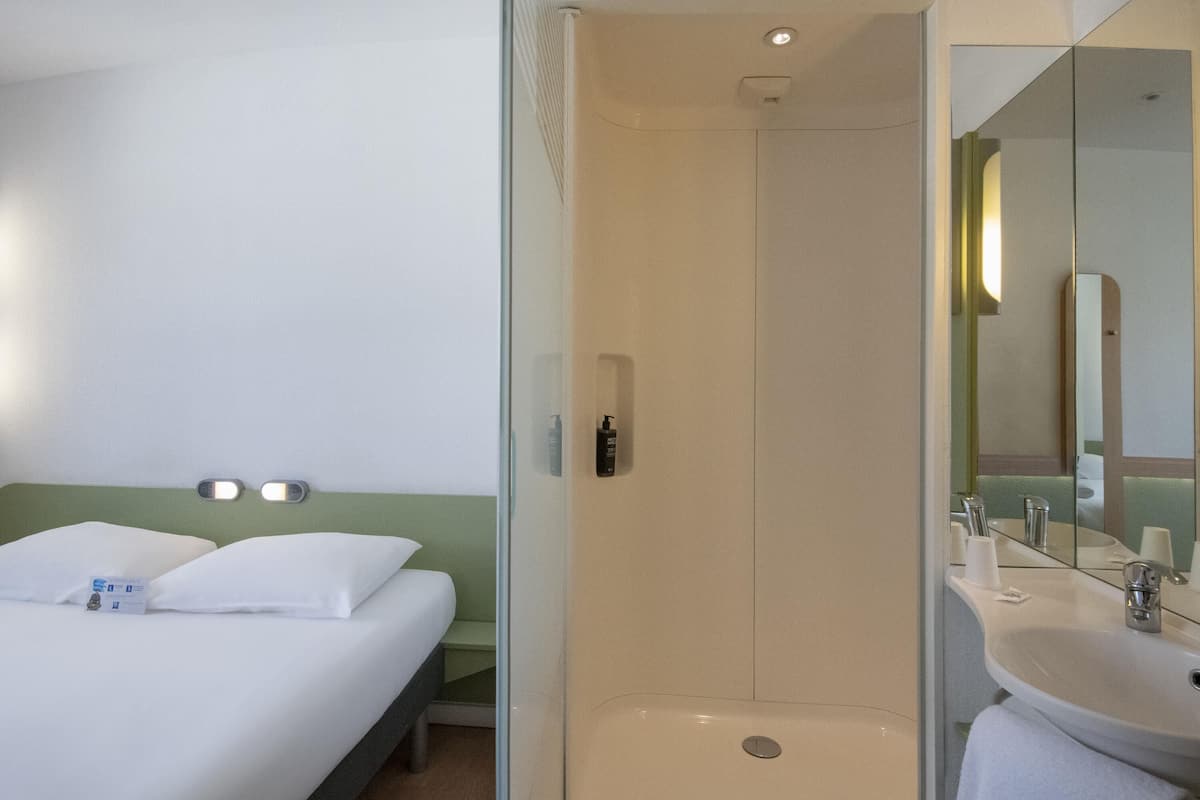 double room | desk, blackout curtains, soundproofing, free wifi