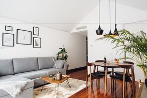 LCD TV, iPod dock, MP3 dock - Myo Design House (Porto)