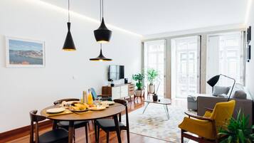 Apartamento, sacada (Myo Suite Balcony) | Sala de estar | TV LCD, dock para iPod, dock para MP3