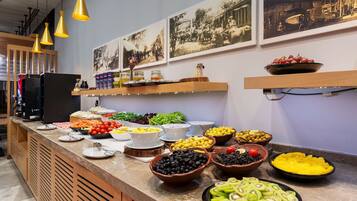 Desayuno buffet (EUR 15 por persona)