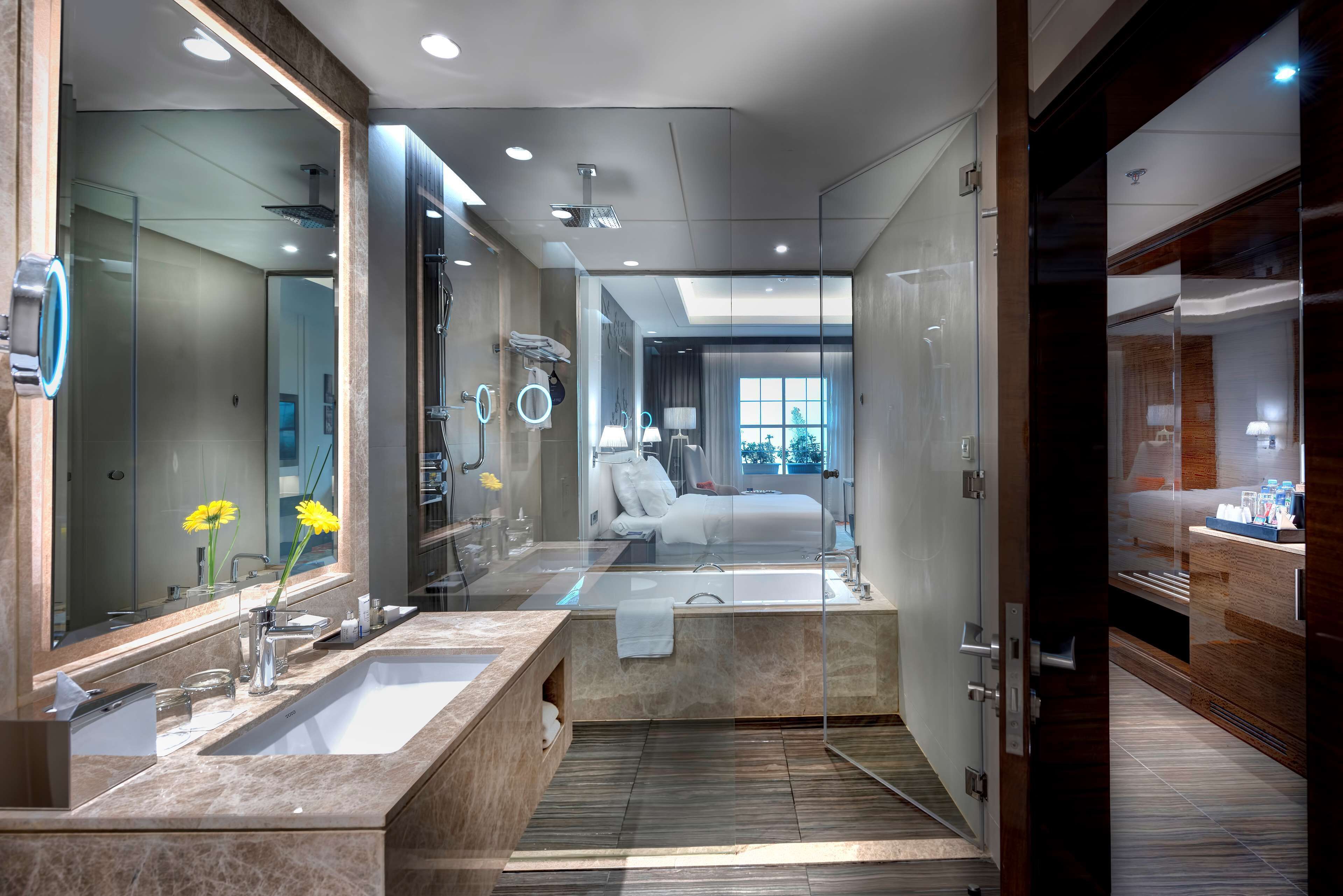 combined shower/bathtub, deep-soaking bathtub, free toiletries