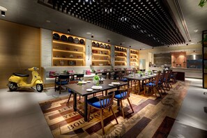 3 restaurantes; se sirve desayuno, almuerzo y cena; cocina internacional