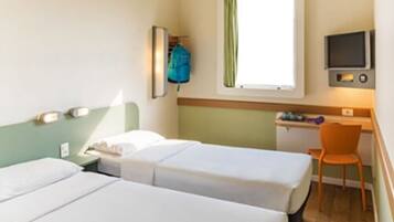 Quarto com 2 camas de solteiro e frigobar | Escrivaninha, Wi-Fi de cortesia