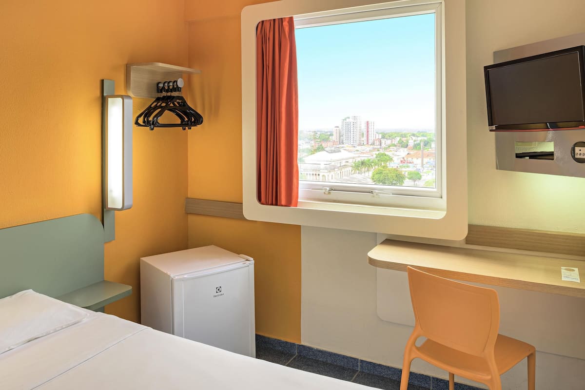 Habitación superior, 1 cama matrimonial | Escritorio y wifi gratis