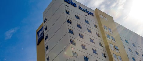 A multi-story building with the sign "ibis budget" indicating it is a budget hotel.